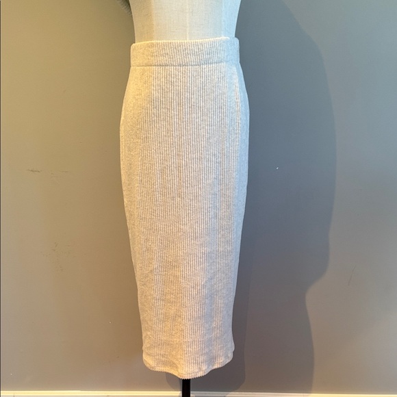 Aritzia Light Beige V-Neck Sweater and Skirt. Size M - Picture 4 of 7